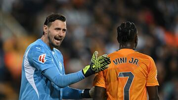 El jugador brasileño del Real Madrid obtuvo su segunda expulsión en el estadio del Valencia durante el partido transcurrido en el día de ayer. Todo empezó tras el rifirrafe con el portero del Valencia, Stole Dimitrievski, cuando este le pone la mano ligeramente encima al jugador del Real Madrid. El brasileño se revolvió y agredió al portero. Una acción que le costó la expulsión.