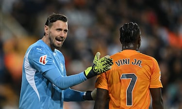 Todo empezó tras el rifirrafe con el portero del Valencia, Stole Dimitrievski, cuando este le pone la mano ligeramente encima al jugador del Real Madrid. 