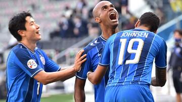 Doha (Qatar), 13/12/2020.- Junior Negrao (C) of Ulsan celebrates with teammate Bjorn Maars Johnsen (R) after scoring the 2-1 lead during the AFC Champions League semi final soccer match between Ulsan Hyundai FC and Vissel Kobe at the Jassim Bin Hamad Stad