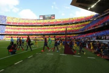 El 17 de mayo de 2014 se disputó el último partido de liga de la temporada con el título de La Liga en juego. Al Atlético le valía con no perder el encuentro, que terminó con empate a uno. El Atlético se proclamó campeón de Liga. En la imagen, los equipos saltan al Camp Nou antes del partido.