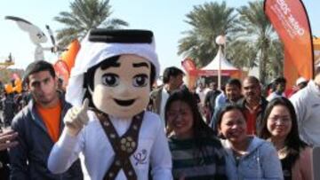 La mascota del Mundial, con seguidores en Doha. 