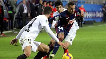 Orellana escapa de Gayá del Valencia, durante el partido entre el Eibar y el cuadro valenciano.