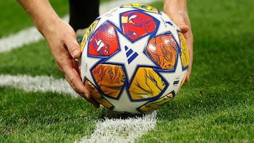 Real Madrid's German midfielder #08 Toni Kroos places the ball for a corner kick during the UEFA Champions League Round of 16, first-leg football match between RB Leipzig and Real Madrid CF in Leipzig, eastern Germany, on February 13, 2024. (Photo by Odd ANDERSEN / AFP)