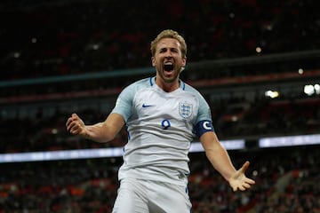 Kane lleva 13 goles en 14 partidos, promediando casi un gol por encuentro. En el Madrid estarían encantados con su fichaje y ya se habría preguntado por su precio: 200 millones. La opción de meter a Bale para abaratar la operación está sobre la mesa.