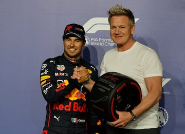 Formula One F1 - Saudi Arabia Grand Prix - Jeddah Corniche Circuit, Jeddah, Saudi Arabia - March 26, 2022  Red Bull's Sergio Perez is presented the pole position trophy by chef Gordon Ramsay REUTERS/Hamad I Mohammed