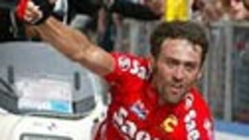 <b>EXPULSADO POR ANTIDEPORTIVIDAD.</b> El Giro 2002 está siendo protagonista, etapa tras etapa, por los escándalos extradeportivos y no por lo deportivo.