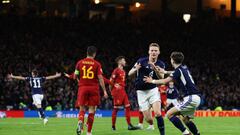 McTominay celebra con Tierney el segundo gol de Escocia a España en Hampden Park.