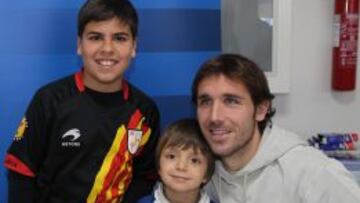 FIRMAS. Verdú , al igual que el resto de la plantilla, atendió a los niños cuando acabó la sesión.