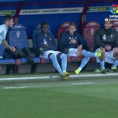 Susto en el Eibar-Celta por este peligroso golpe de Cucurella contra el banquillo