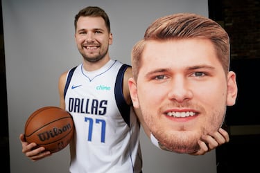 Luka Doncic, de los Dallas Mavericks, posa con un retrato de su propia rostro.