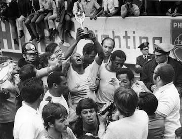 Mundial de México. 21 de junio de 1970. Final en el estadio Azteca. Brasil-Italia. Pelé, en la imagen con el trofeo Jules Rimet, celebra la victoria y su tercer Mundial. La 'canarinha' ganó 4-1 a los 'azzurri'.