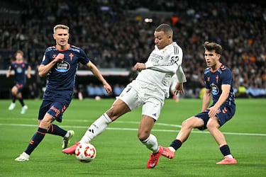  Kylian Mbappé pelea por el esférico entre los defensores, Javier Manquillo  y Javier Rodriguez intentando adelantar a los locales 