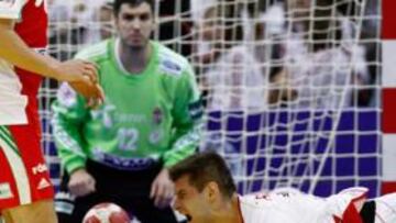 <b>DUREZA. </b>La defensa húngara se cebó en Julen Aguinagalde, que aguantó las acometidas magiares.