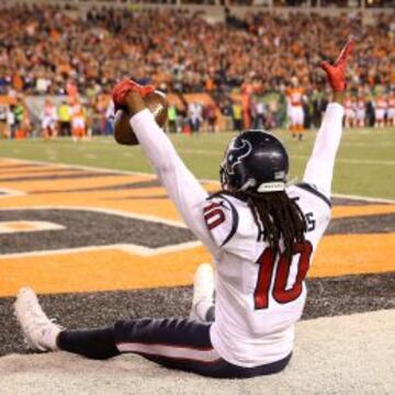 DeAndre Hopkins no se cree ni el balón que acaba de atrapar ni que los Texans ganen a los Bengals.