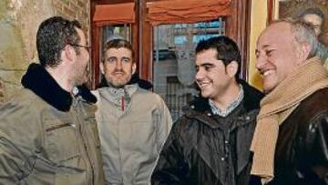 Roberto Olabe con los asistentes a la tertulia