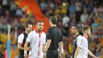 Cala, indignado con el cuarto &aacute;rbitro de Mu&ntilde;iz en el Bar&ccedil;a-Sevilla.