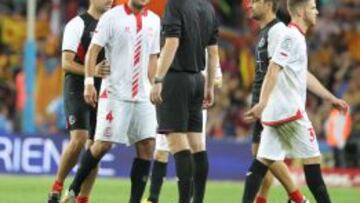 Cala, indignado con el cuarto árbitro de Muñiz en el Barça-Sevilla.