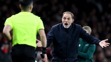 Thomas Tuchel, entrenador del Bayern de Múnich, protesta al linier durante el partido de Champions League ante el Arsenal.