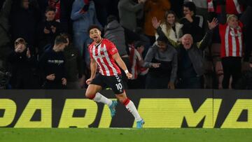 SOUTHAMPTON, ENGLAND - FEBRUARY 25: Che Adams of Southampton celebrates after scoring their team&#039;s first goal during the Premier League match between Southampton and Norwich City at St Mary&#039;s Stadium on February 25, 2022 in Southampton, England.