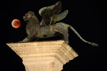 Imagen del eclipse lunar con luna de sangre 2018 sobre el León de San Marcos de Venecia, Italia.