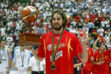 El 3 de septiembre de 2006 la Selección Española hizo historia al ganar por primera vez el oro en un Mundial de Baloncesto en Japón. La final fue contra Grecia.
Pau Gasol con el MVP.