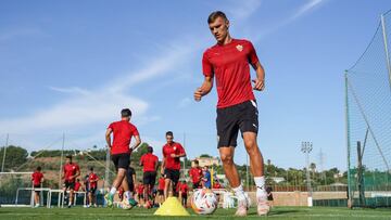 Doce días para el debut y la casa sin barrer