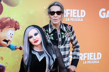 Alaska y Mario Vaquerizo son una de las parejas más icónicas y consolidadas del entretenimiento en España, conocidos por su estética ecléctica y su presencia constante en los medios. Se conocieron en 1999 cuando Mario trabajaba en la discográfica de Alaska. El 10 de junio de ese año se dieron su primer beso, fecha que celebran como su aniversario. Se casaron por primera vez en Las Vegas en 1999, disfrazados de Elvis Presley y Dolly Parton.
