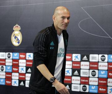 Zinedine Zidane leaves the press conference at Valdebebas.