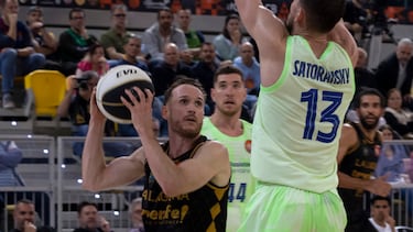 El base brasileño del Laguna Tenerife Marcelinho Huertas (i) controla el balón ante Tomas Satoransky (d), del Barça, durante el partido de cuartos de final de la Copa del Rey de baloncesto que Laguna Tenerife y Barça disputan este jueves en el Gran Canaria Arena.