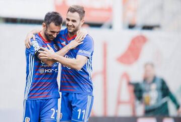 Gerad Badía y Jorge Félix (derecha) celebran un gol del Piast Gliwice.