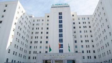 Doce sanitarios del hospital Virgen de las Nieves se contagian en una fiesta de jubilación