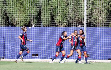 Ángela Sosa celebra, tras pedir perdón, su gol al Atlético.