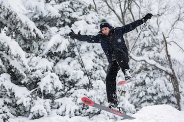 Un hombre esquía en la nieve en Central Park mientras cae nieve durante una tormenta invernal en la ciudad de Nueva York.