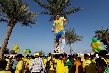 Varios grupos de ciudadanos cataríes han participado en un evento en Doha donde han apoyado a diferentes selecciones del Mundial. En la foto, en apoyo a la selección brasileña. 