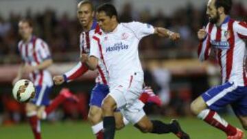  El delantero colombiano del Sevilla, Carlos Arturo Bacca (c), intenta llevarse el bal&oacute;n ante los jugadores del At. de Madrid, el brasile&ntilde;o Joao Miranda.