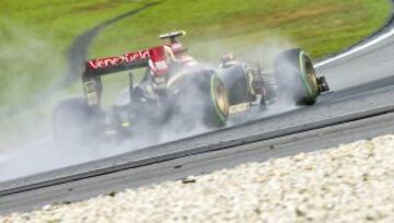 Pastor Maldonado en acción durante la sesión de clasificación del GP de Malaisia de Fórmula Uno en el Circuito Internacional de Sepang.