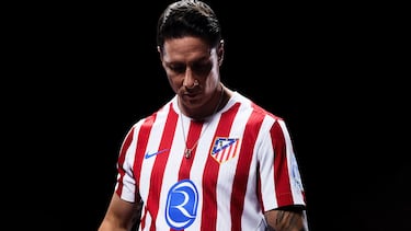 El nuevo uniforme del Atlético de Madrid combina elementos clásicos con una estética actual, manteniéndose fiel a la identidad rojiblanca del club. "La camiseta presenta cinco franjas verticales rojas intercaladas por cuatro blancas y tiene un cuello -también blanco- cuyo diseño 'vintage' aporta un toque distintivo".