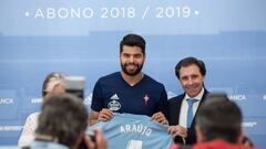 Nestor Ara&uacute;jo posa con la camiseta del Celta junto a la dirigente Carmen Avenda&ntilde;o y al director deportivo Felipe Mi&ntilde;ambres.