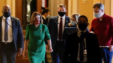 La presidenta de la C&aacute;mara de Representantes, Nancy Pelosi (D-CA), regresa a su oficina despu&eacute;s de abrir el piso de la C&aacute;mara luego de un acuerdo de un paquete de ayuda para la enfermedad por coronavirus (COVID-19) la noche anterior en Capitol Hill, Washington, DC, EE. UU., 21 de diciembre , 2020.