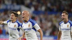 Mollejo celebra junto a Giuliano y Vada su gol al Sporting.