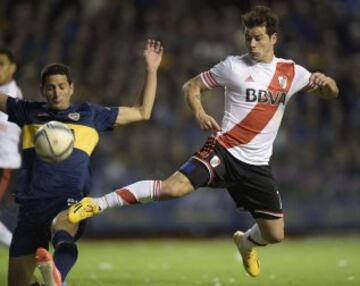 Rodrigo Mora de River disputa la pelota con Guillermo Burdisso de Boca.