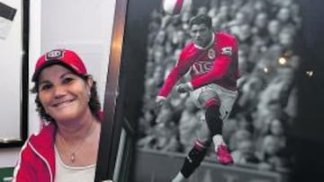 <b>LA MAMÁ. </b>Dolores Aveiro sujeta una foto de su hijo, Cristiano Ronaldo, en la casa familiar de Madeira.