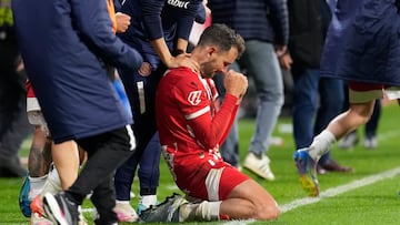 GIRONA, 05/05/2025.- El delantero uruguayo del Girona Cristhian Stuani celebra la victoria, al término del partido de LaLiga de fútbol que Girona FC y RCD Mallorca han disputan este lunes en el estadio de Montilivi. EFE/David Borrat