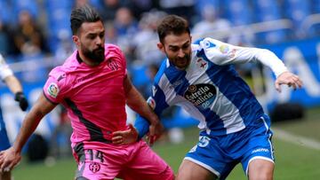 GRAF8441. LA CORU&Ntilde;A (ESPA&Ntilde;A), 27/01/2018.- El delantero del Deportivo Adri&aacute;n L&oacute;pez (d), pelea un bal&oacute;n con el delantero del Levante Ivi, durante el partido correspondiente a la vig&eacute;sima primera jornada de LaLiga S