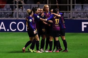 Las jugadoras del Barcelona celebran el 1-1 de Aitana Bonmati.