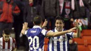 Los jugadores del Espanyol Joan Capdevila y el portugu&eacute;s Sim&atilde;o Pedro Fonseca celebran el gol marcado por su compa&ntilde;ero, H&eacute;ctor Moreno, ante el Athletic Club de Bilbao, el primero del equipo, durante el partido de la vig&eacute;simo tercera jornada de Liga de Primera Divisi&oacute;n disputado esta tarde en el estadio San Mam&eacute;s de Bilbao.