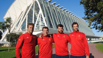 Jugadores de la selecci&oacute;n espa&ntilde;ola de hockey hierba, junto a la Ciudad de las Artes y las Ciencias.