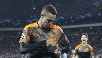 El delantero del Valencia, Rodrigo Moreno, durante un partido.