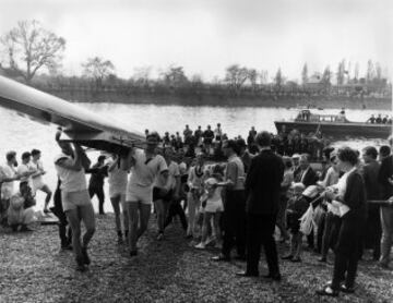 3 de Abril de 1965, el equipo de remo de Oxford lleva su barco de vuelta a la casa de botes en Chiswick después de su victoria sobre Cambridge.