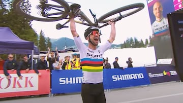 Nino Schurter levantando su bici de montaña tras una victoria